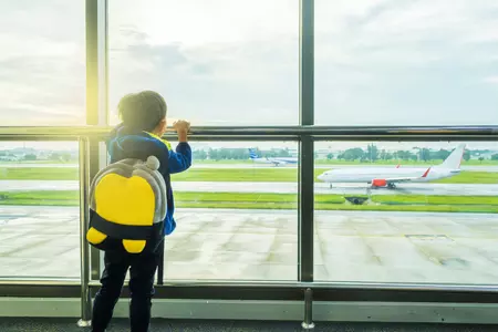 picture of laminated glass - child in airport